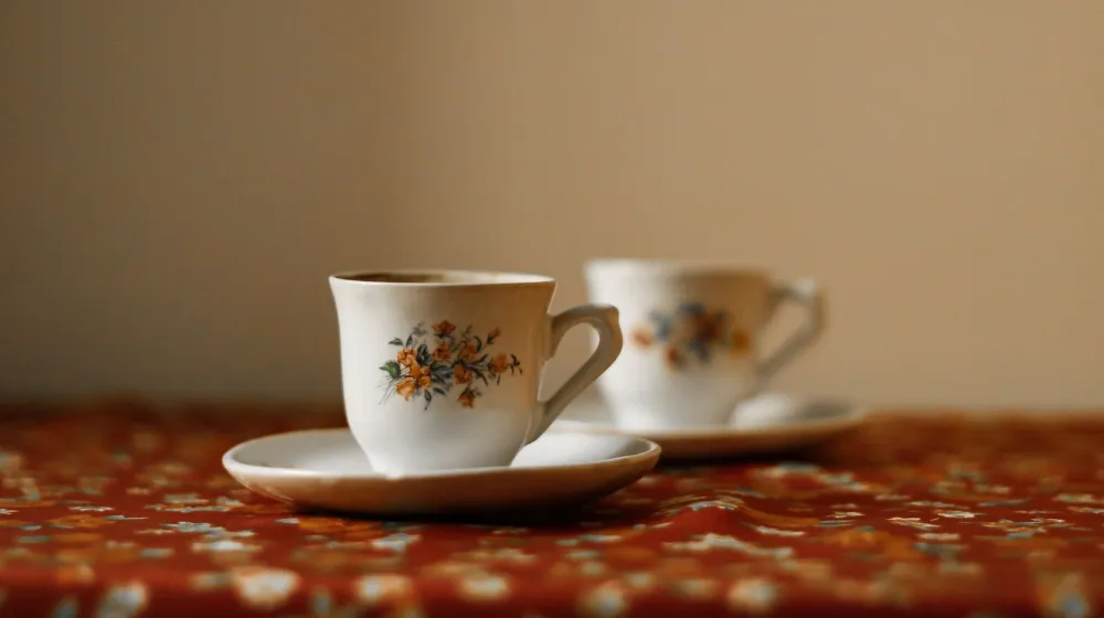 Dos tazas de café sobre una mesa entre amigos