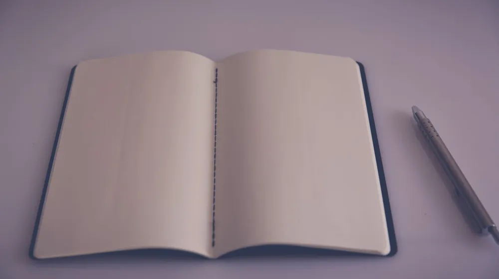 Cuaderno y bolígrafo sobre un escritorio