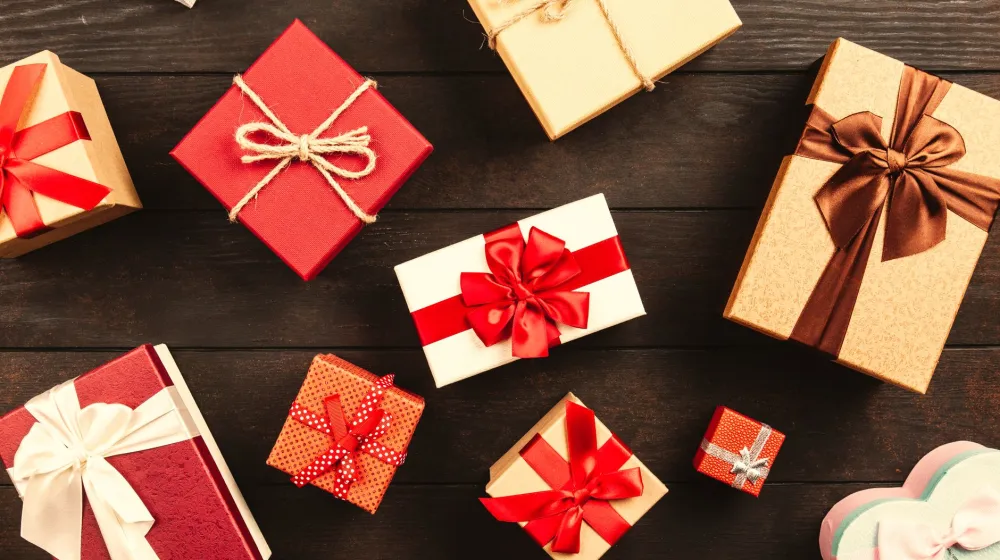 Caja de regalo envuelta con un lazo sobre una mesa