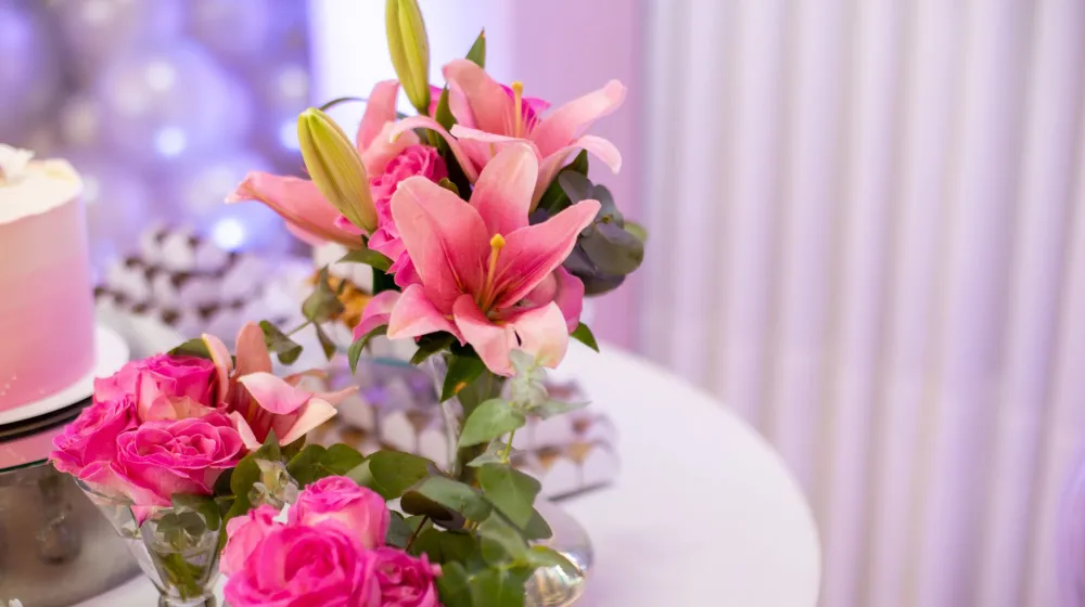 Ramo de flores rosas sobre una mesa