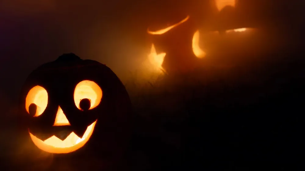 Calabaza de Halloween iluminada por la noche