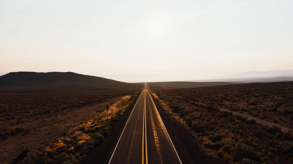 Carretera abierta al amanecer